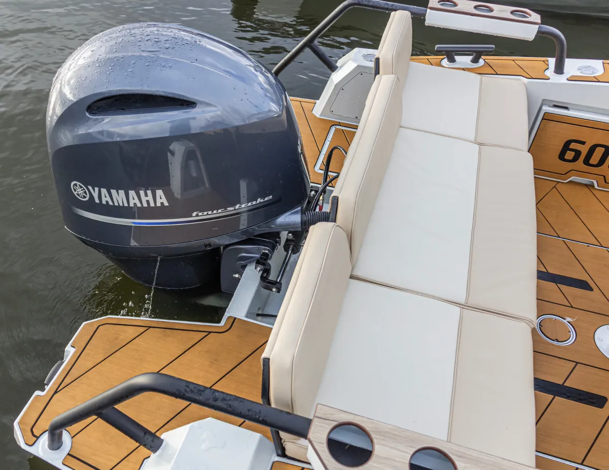 Катер Voyager 600 Cabin