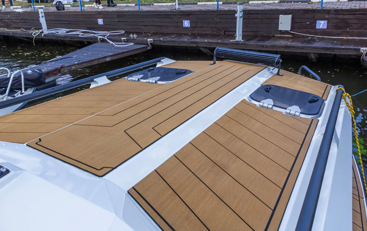 Катер Voyager 600 Cabin