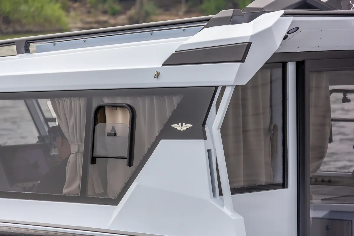 Катер Voyager 850 Cabin