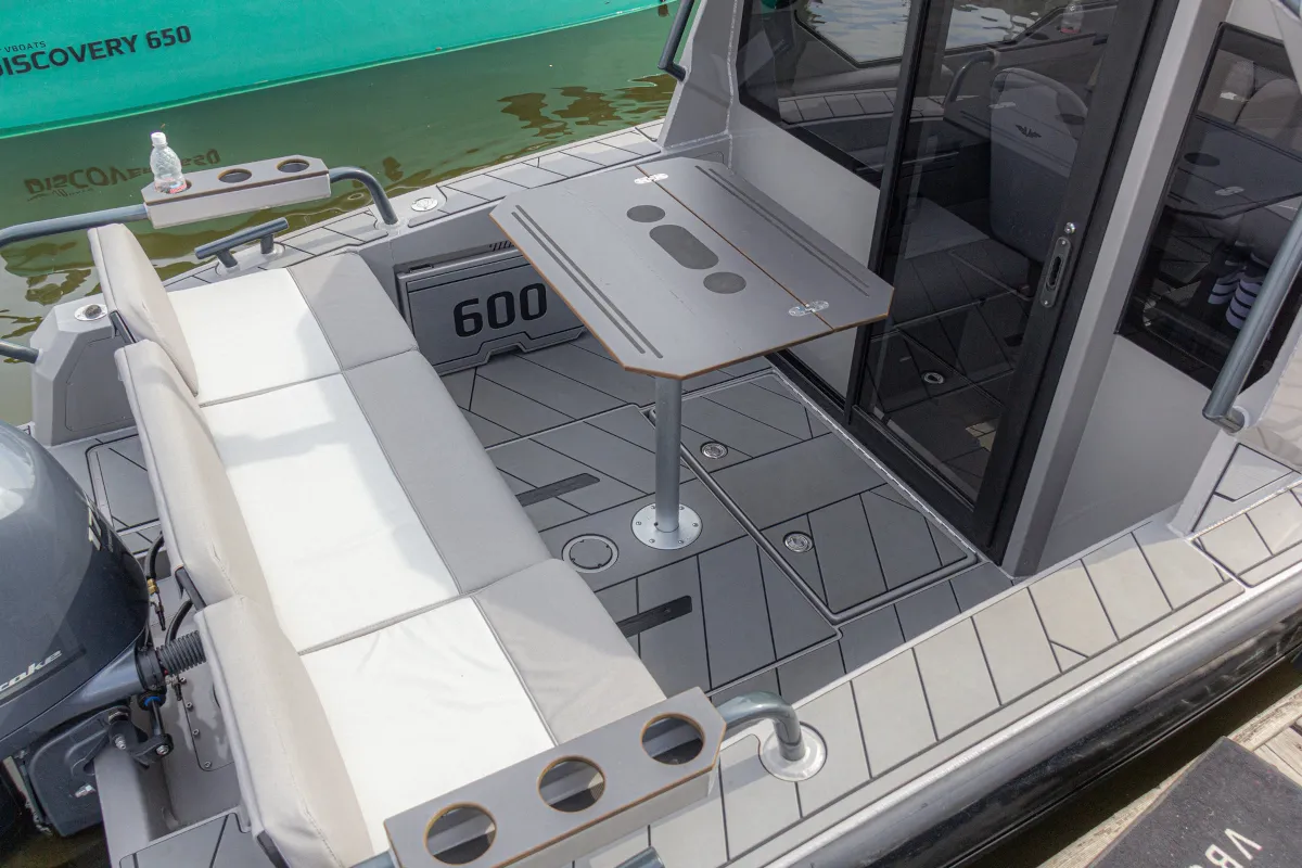 Катер Voyager 600 Cabin