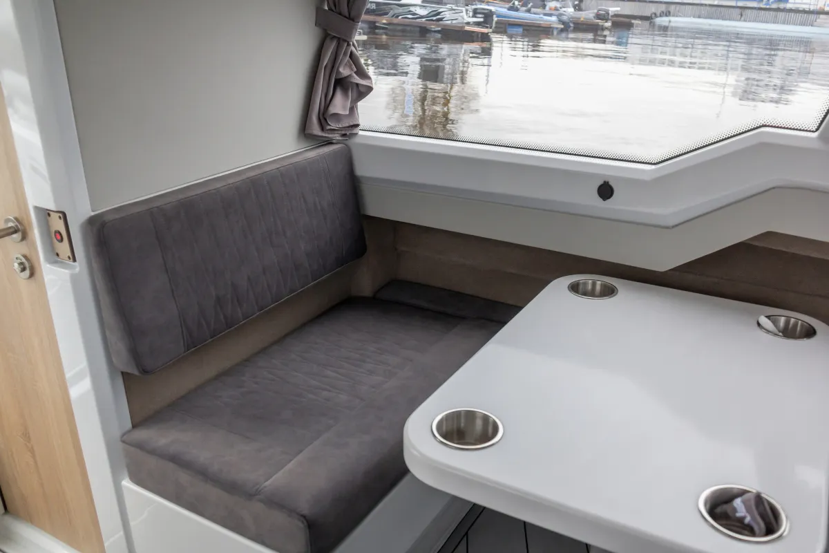 Катер Voyager 850 Cabin Twin