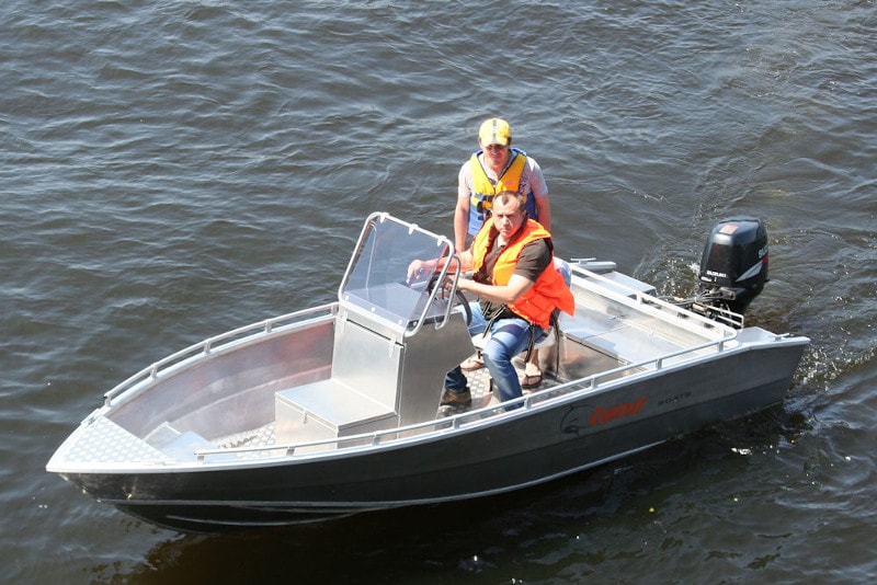 Одноконсольный катер TUNA Boats 485 CC.
