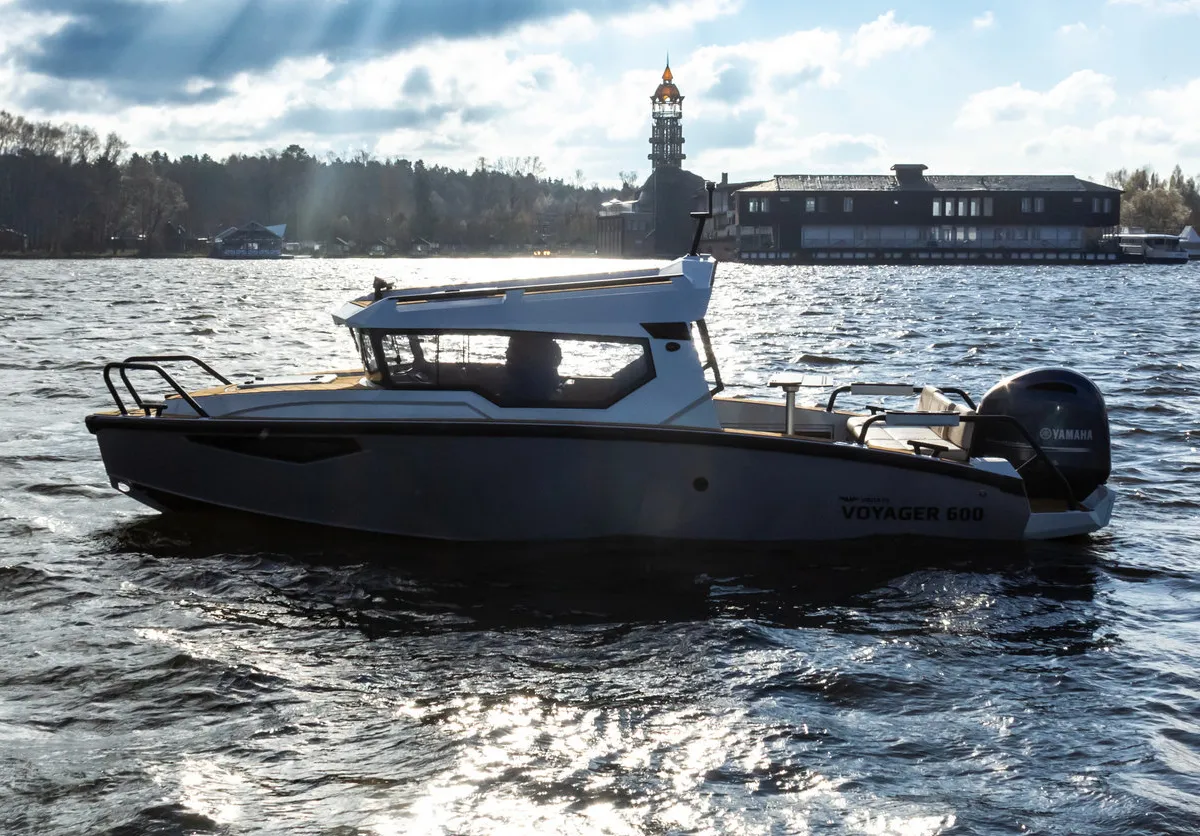 Катер Voyager 600 Cabin