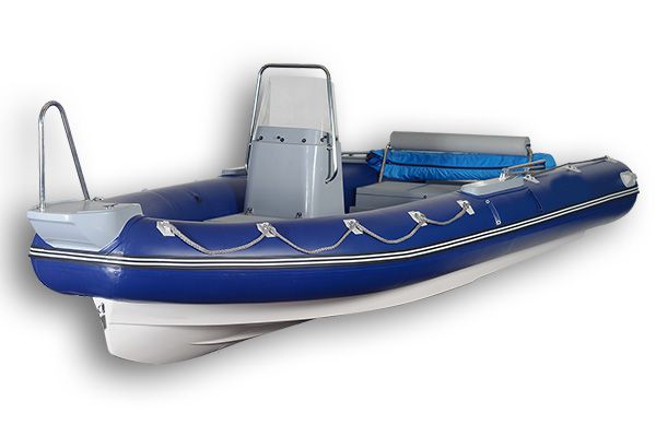 Рулевая консоль для лодки с ветровым стеклом
