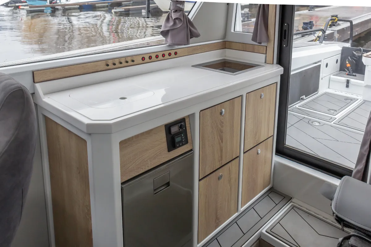 Катер Voyager 850 Cabin