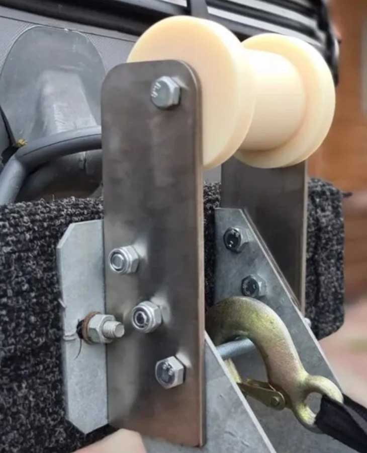 Опорно-вытяжной ролик с пластинами из нержавеющей стали для прицепа МЗСА 81771С.012