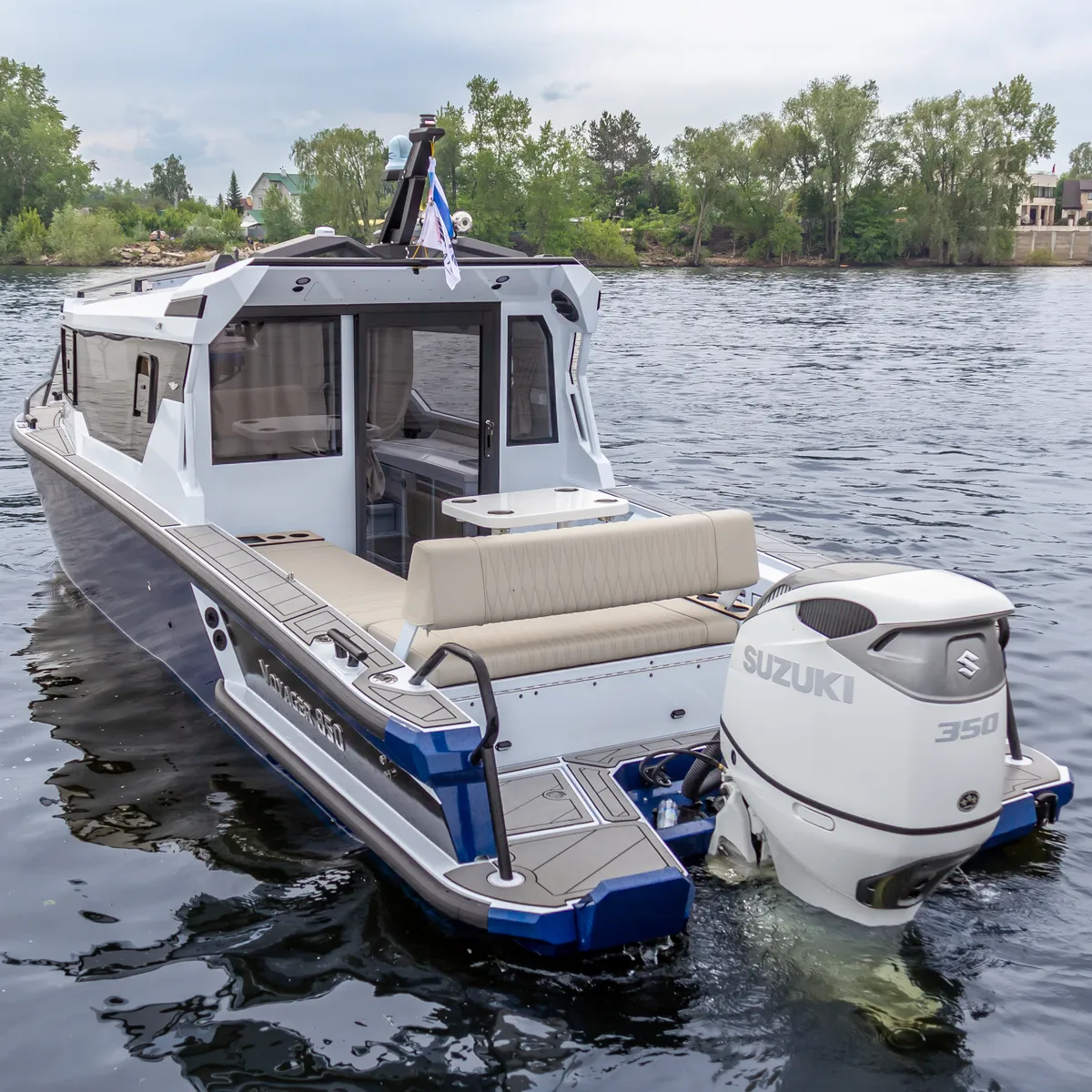 Катер Voyager 850 Cabin