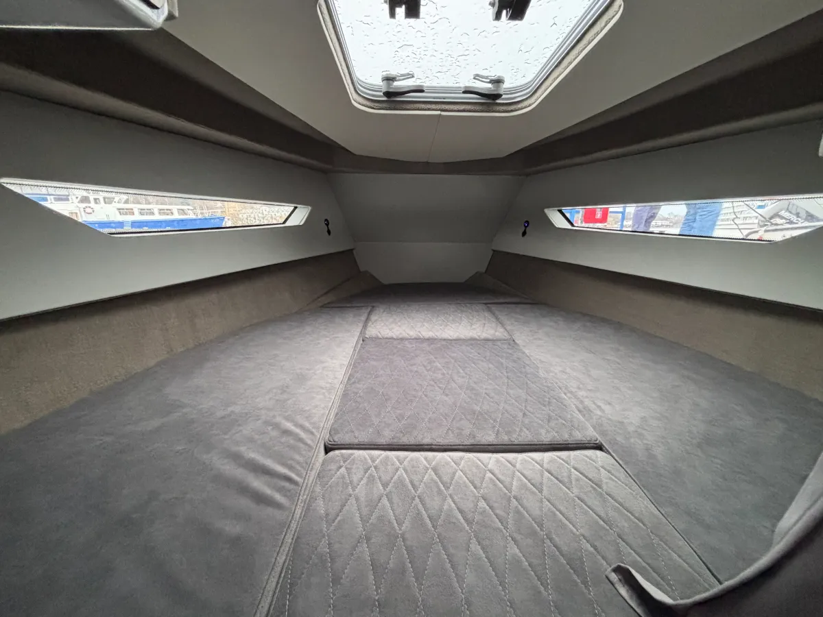 Катер Voyager 850 Cabin