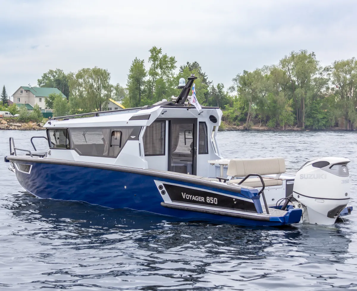 Катер Voyager 850 Cabin