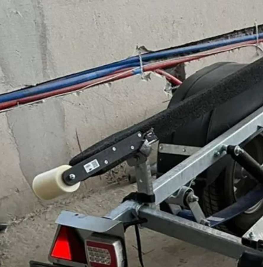 Ролики капролоновые на ложементы лодочного прицепа 110 мм с оцинкованными пластинами