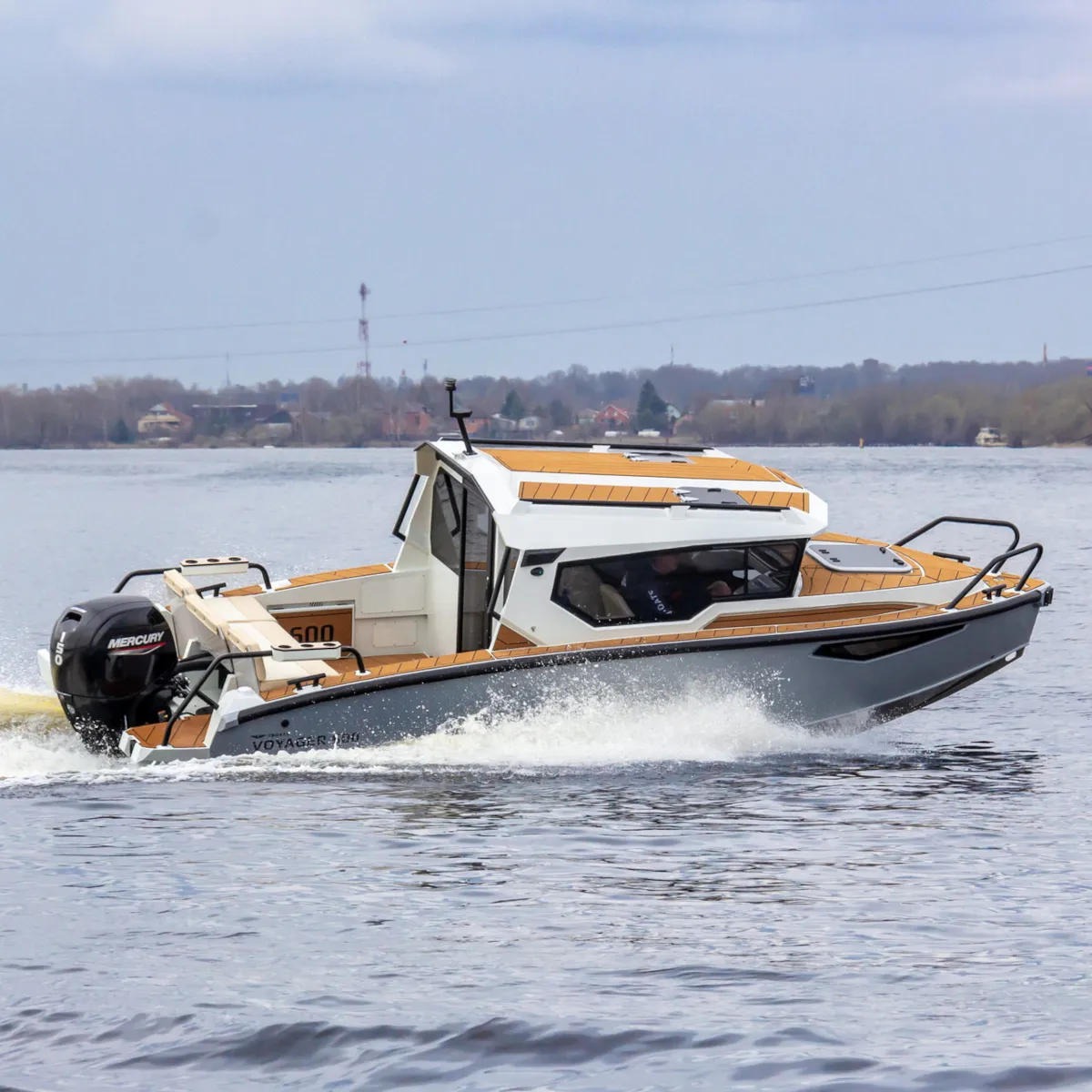 Катер Voyager 600 Cabin