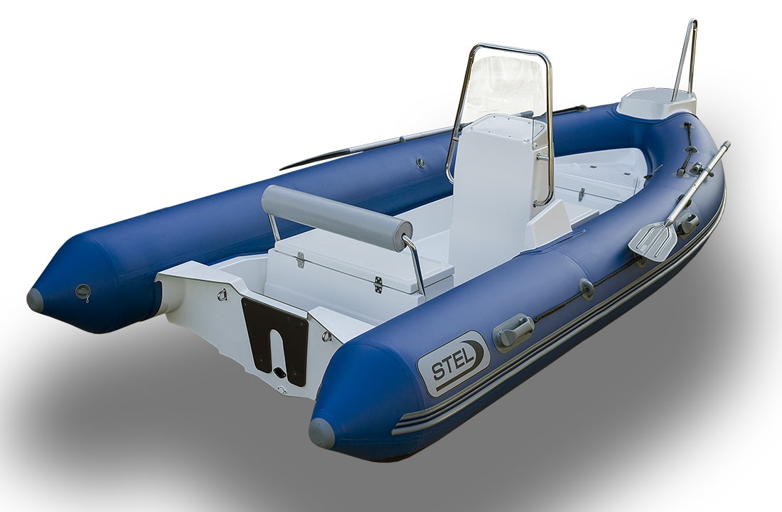 Рулевая консоль для лодки с ветровым стеклом