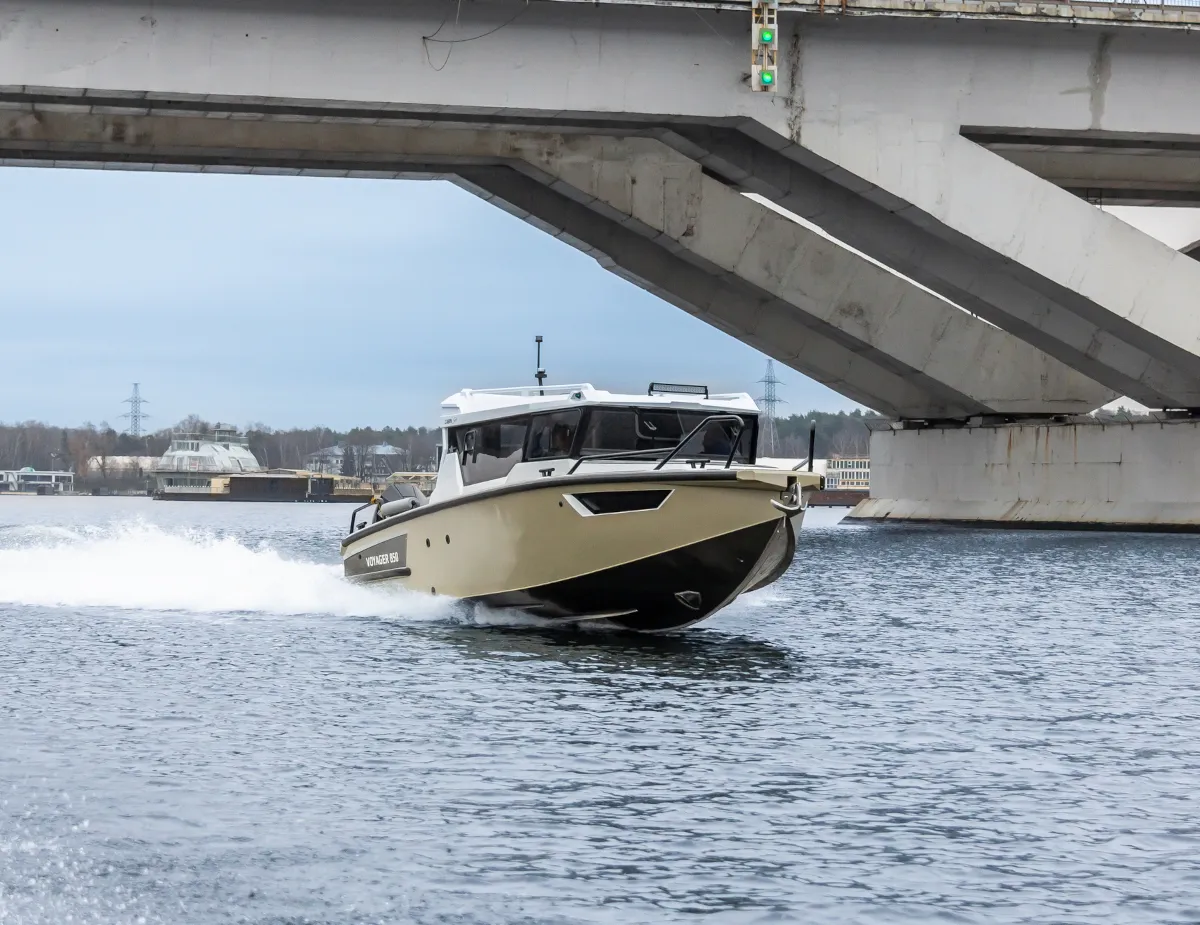 Катер Voyager 850 Cabin Twin