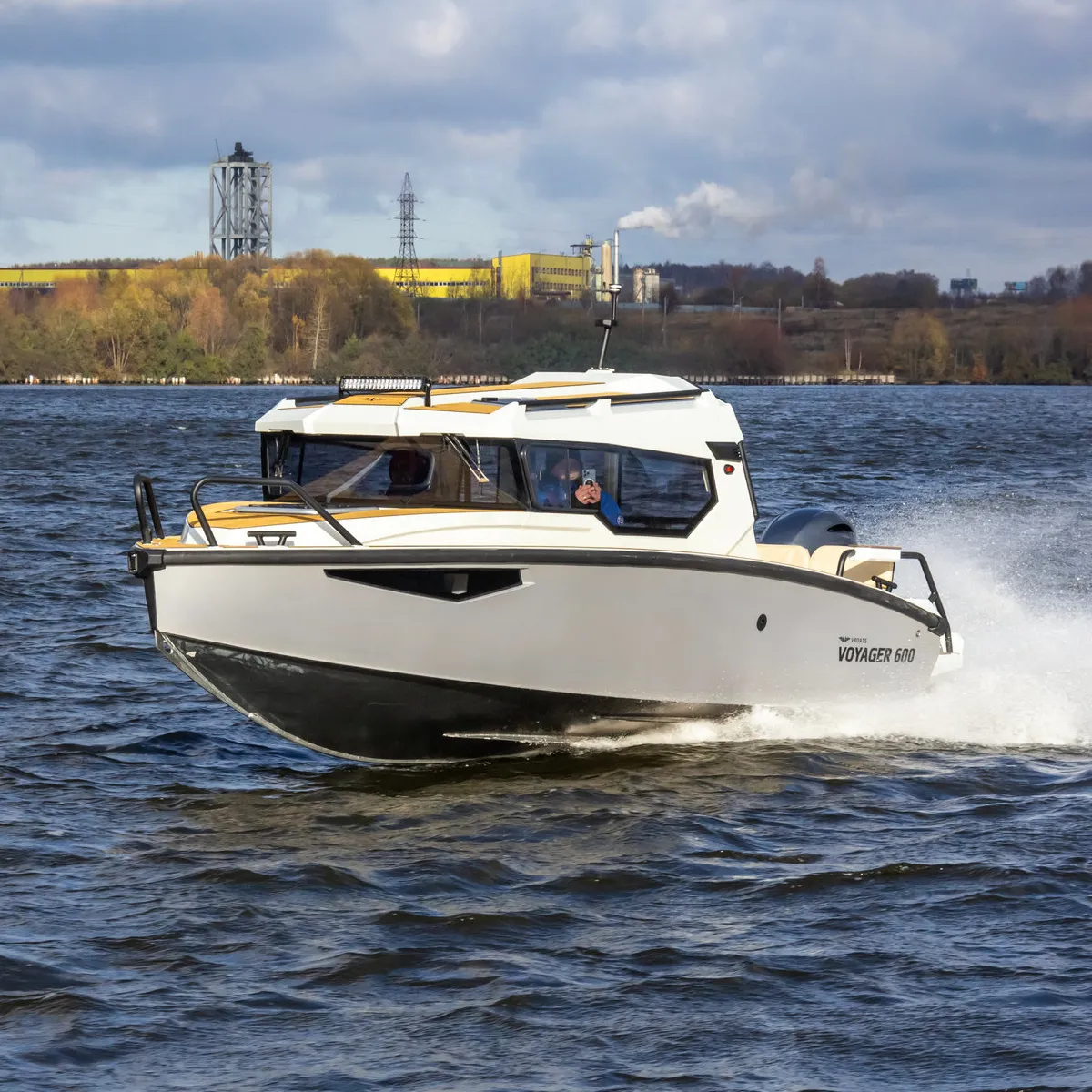Катер Voyager 600 Cabin