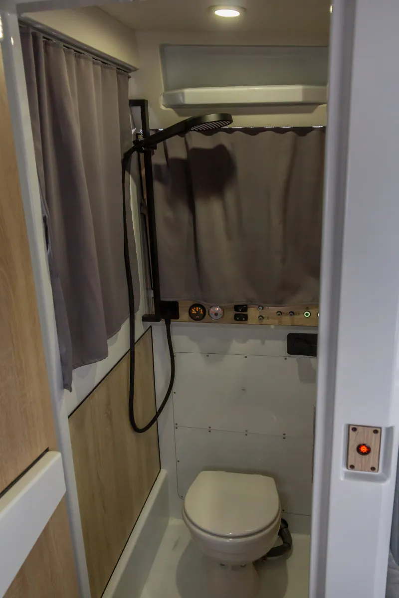 Катер Voyager 850 Cabin Twin