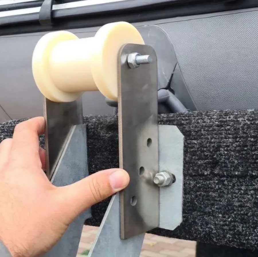 Опорно-вытяжной ролик с пластинами из нержавеющей стали для прицепа МЗСА 81771С.012