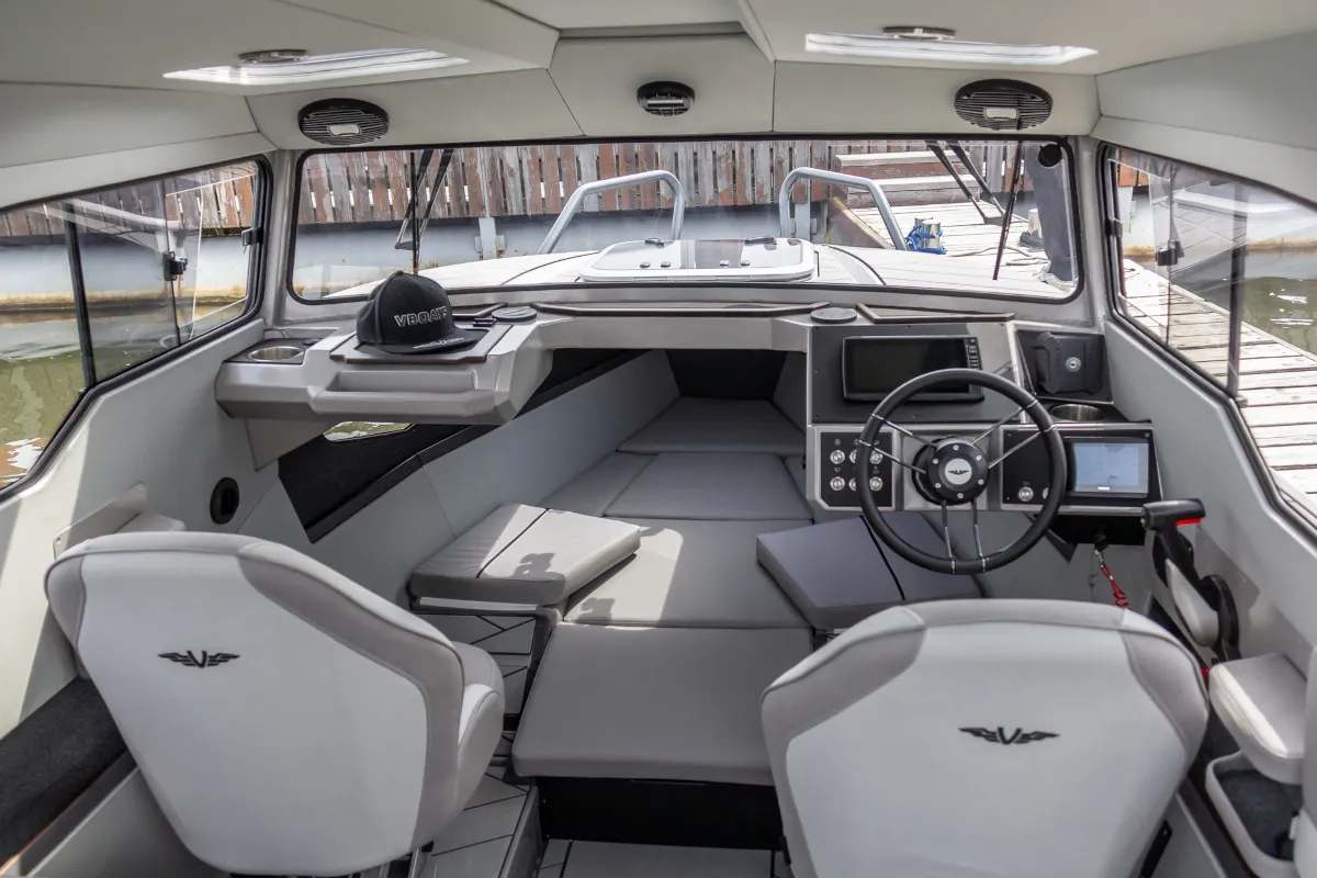 Катер Voyager 600 Cabin