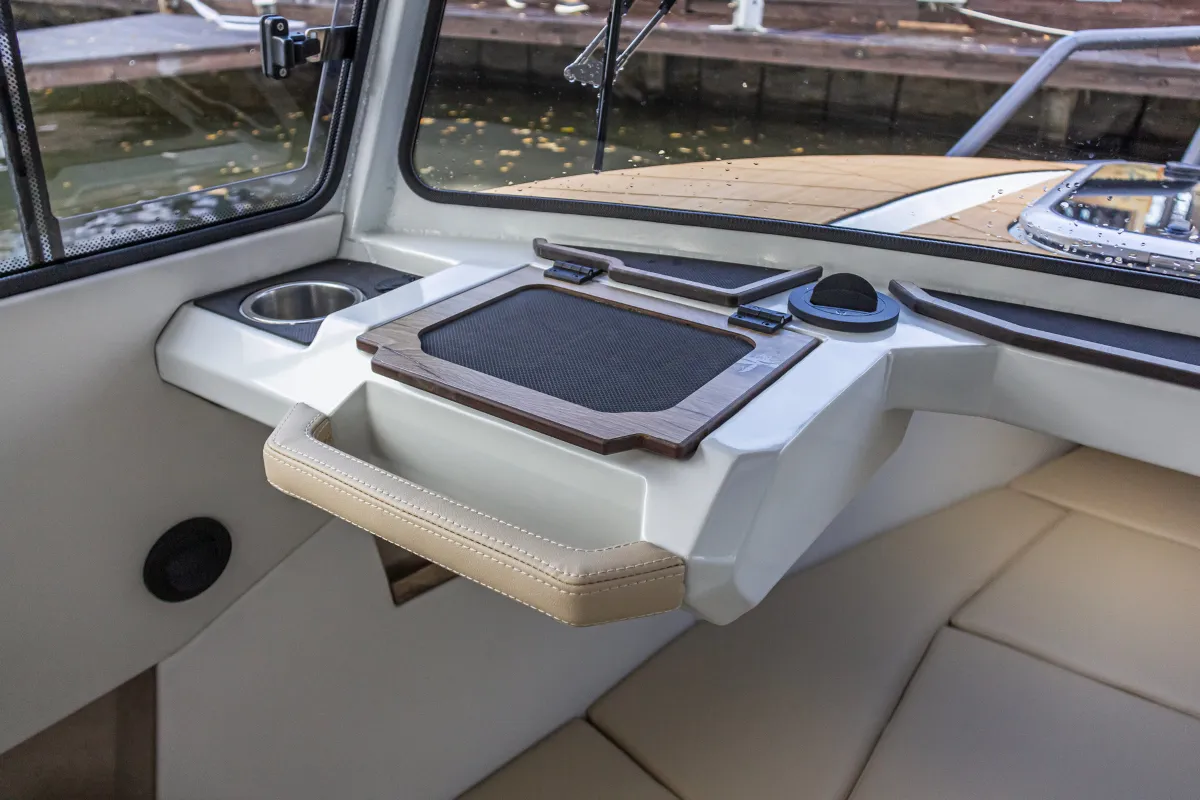 Катер Voyager 600 Cabin