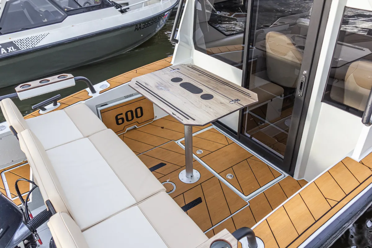 Катер Voyager 600 Cabin