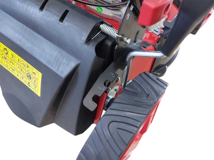 Газонокосилка бензиновая самоходная Senci LMA22S04, 3.5 кВт, ширина скашивания 55 см, травосборник 65 л