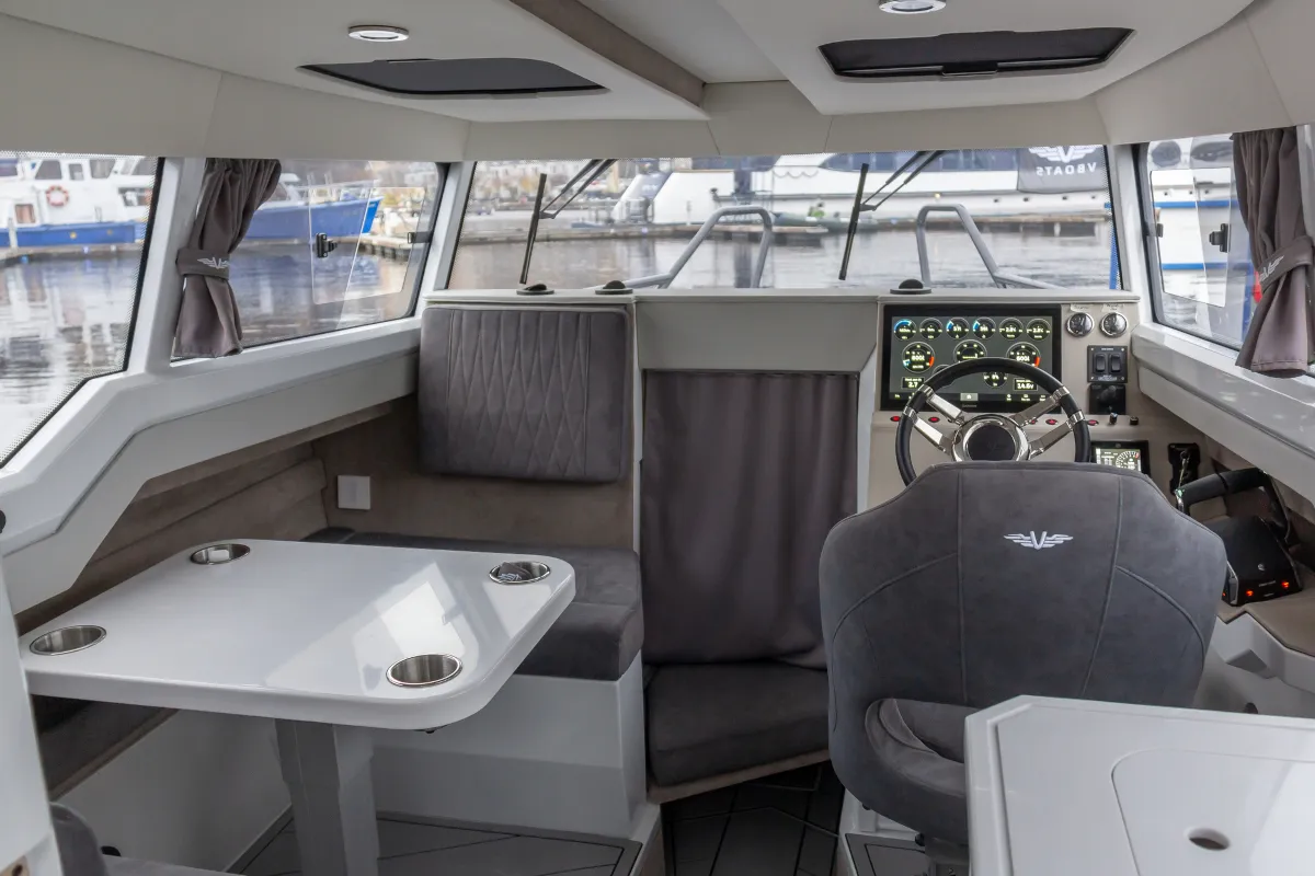 Катер Voyager 850 Cabin
