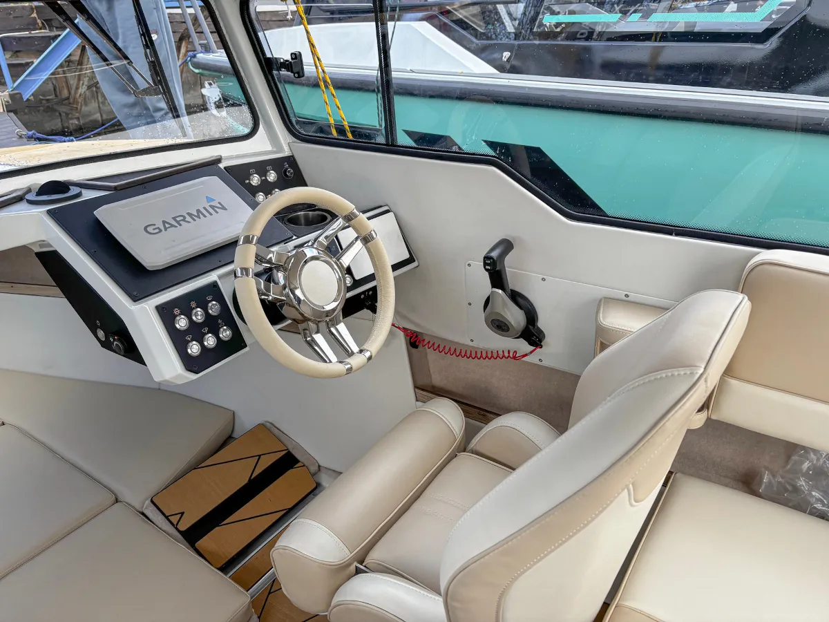 Катер Voyager 600 Cabin