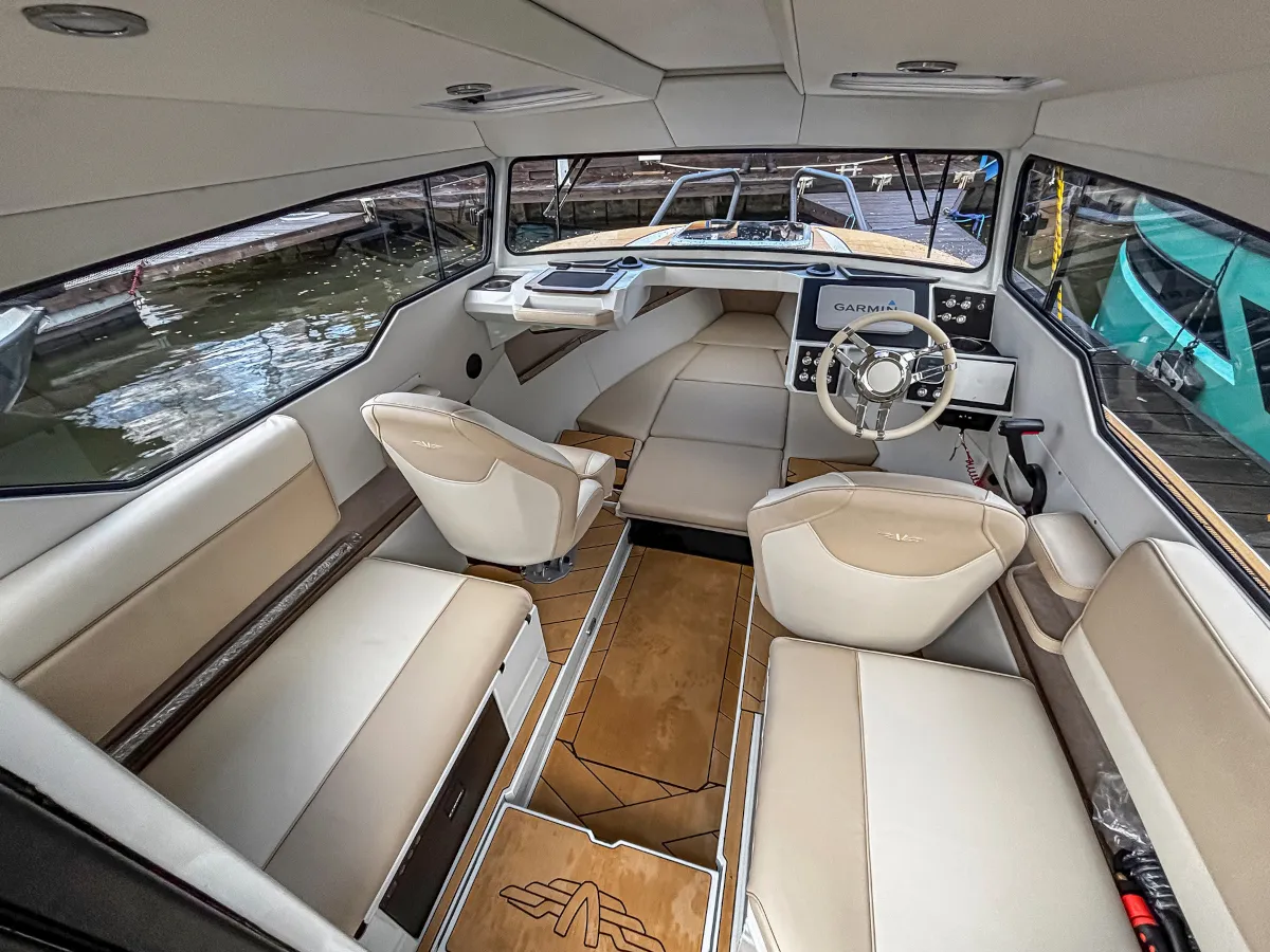 Катер Voyager 600 Cabin