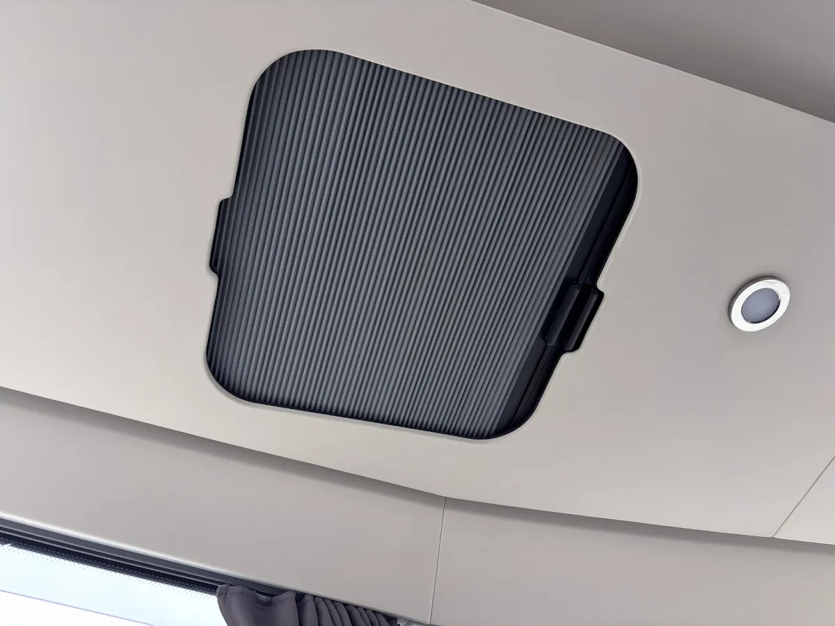 Катер Voyager 850 Cabin