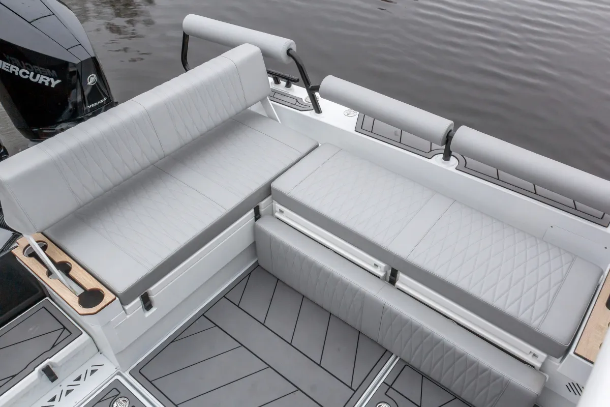 Катер Voyager 850 Cabin