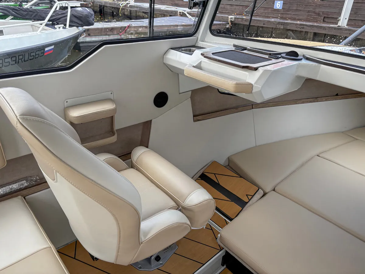 Катер Voyager 600 Cabin