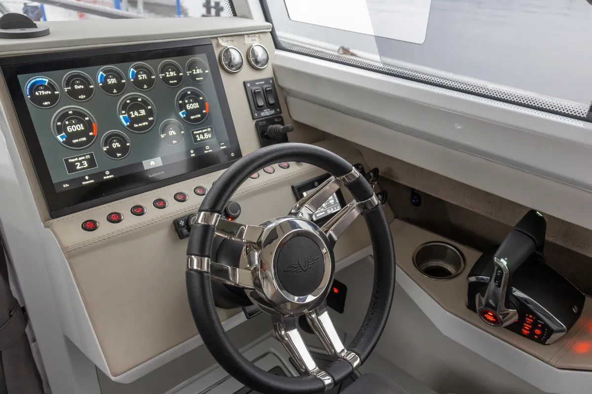 Катер Voyager 850 Cabin Twin