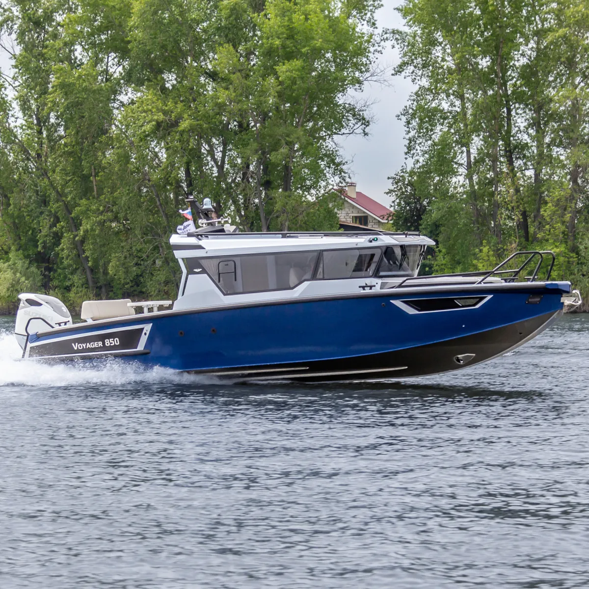 Катер Voyager 850 Cabin