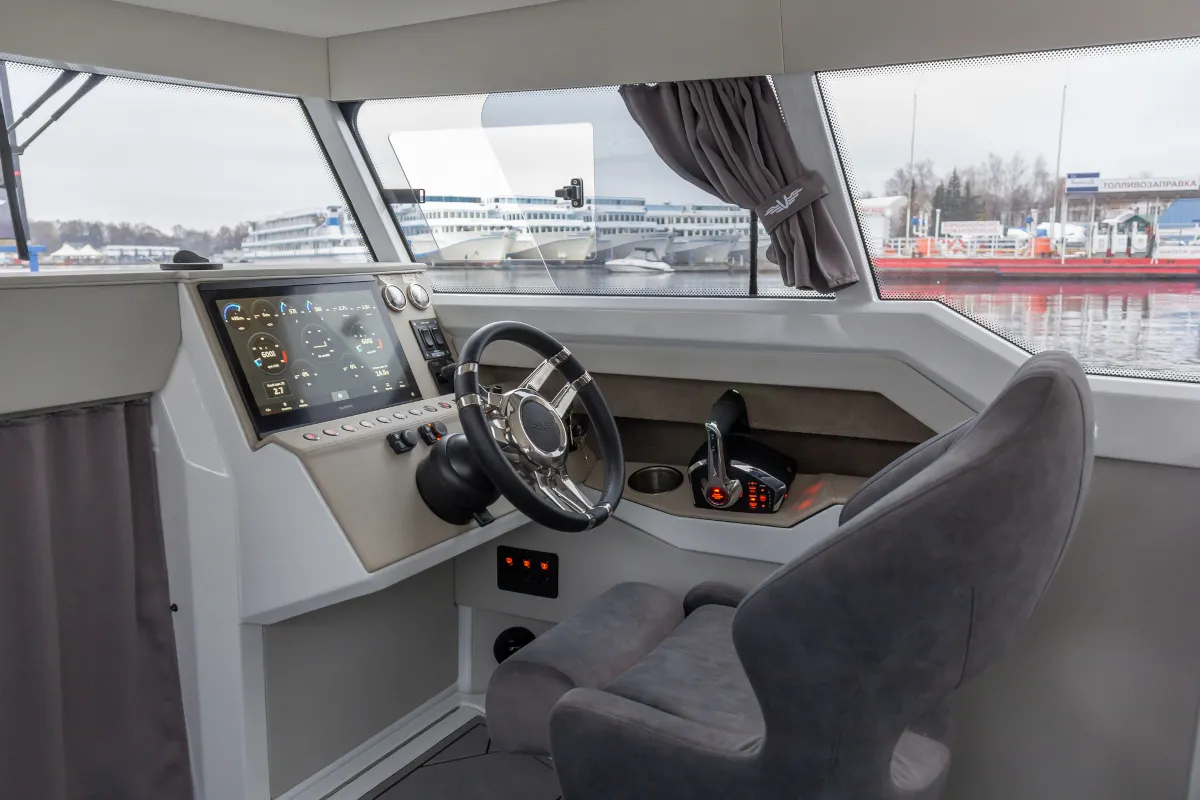 Катер Voyager 850 Cabin Twin