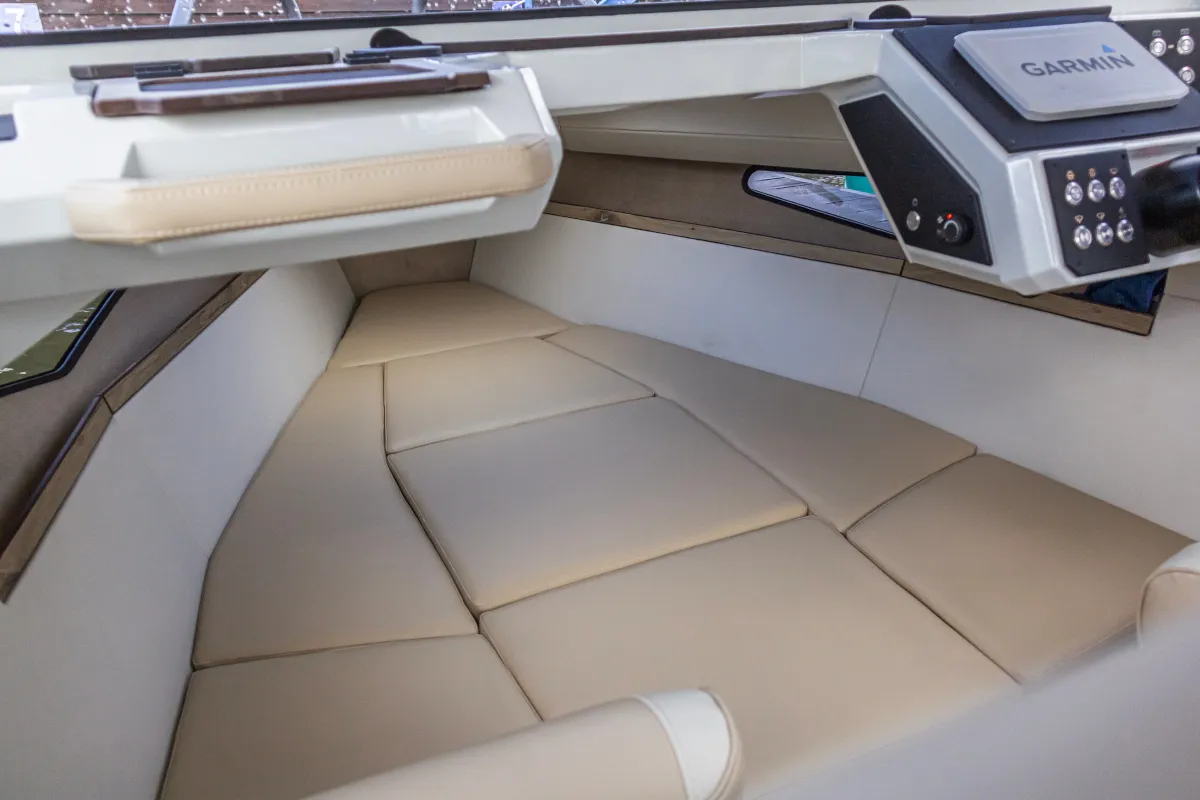 Катер Voyager 600 Cabin