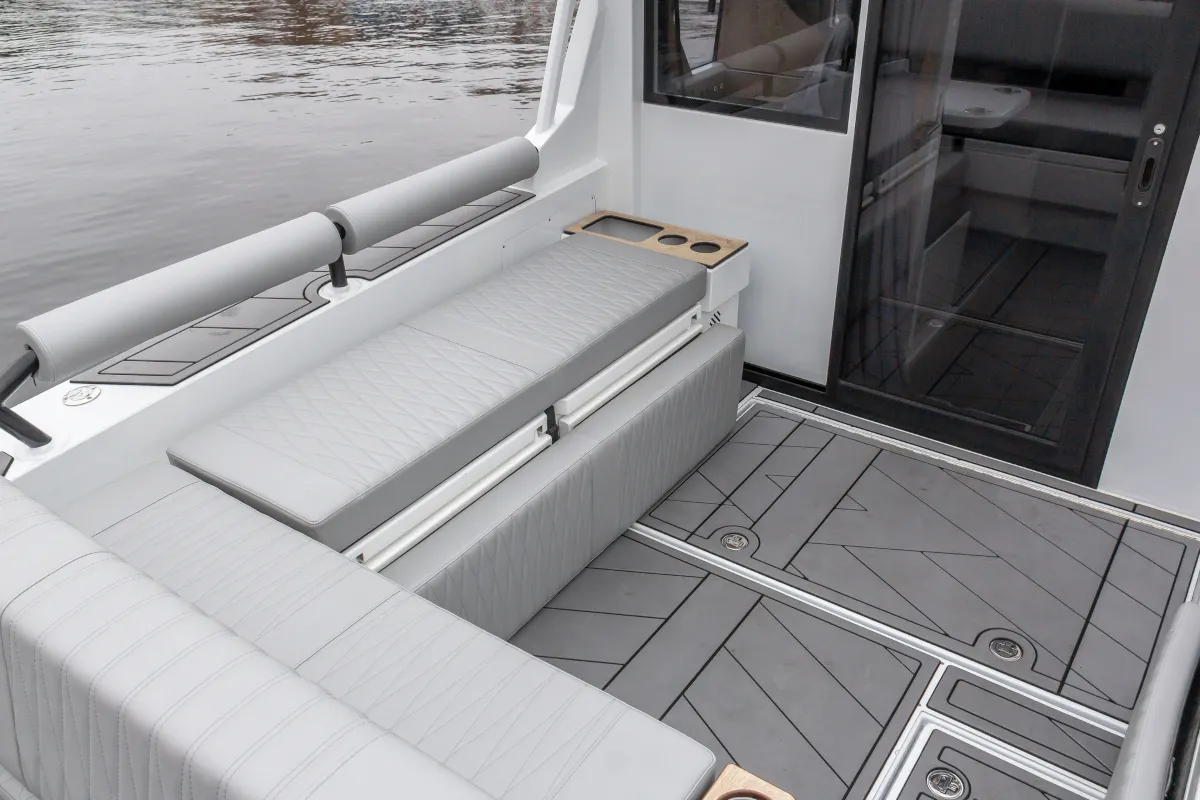 Катер Voyager 850 Cabin Twin