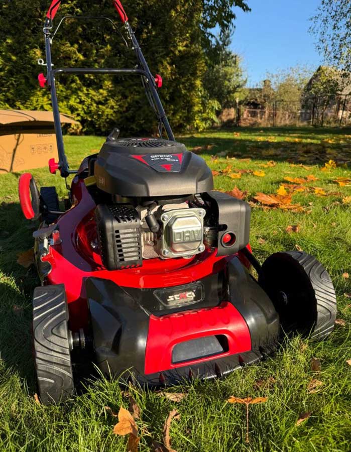 Газонокосилка бензиновая самоходная Senci LMA22S04, 3.5 кВт, ширина скашивания 55 см, травосборник 65 л