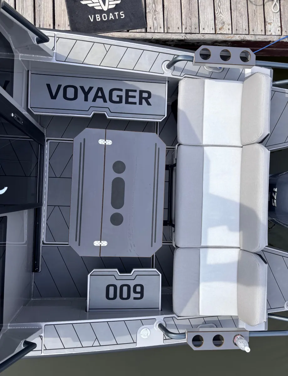 Катер Voyager 600 Cabin