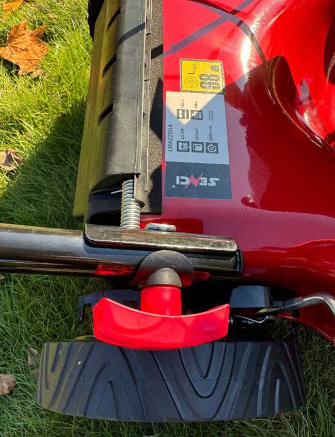 Газонокосилка бензиновая самоходная Senci LMA22S04, 3.5 кВт, ширина скашивания 55 см, травосборник 65 л