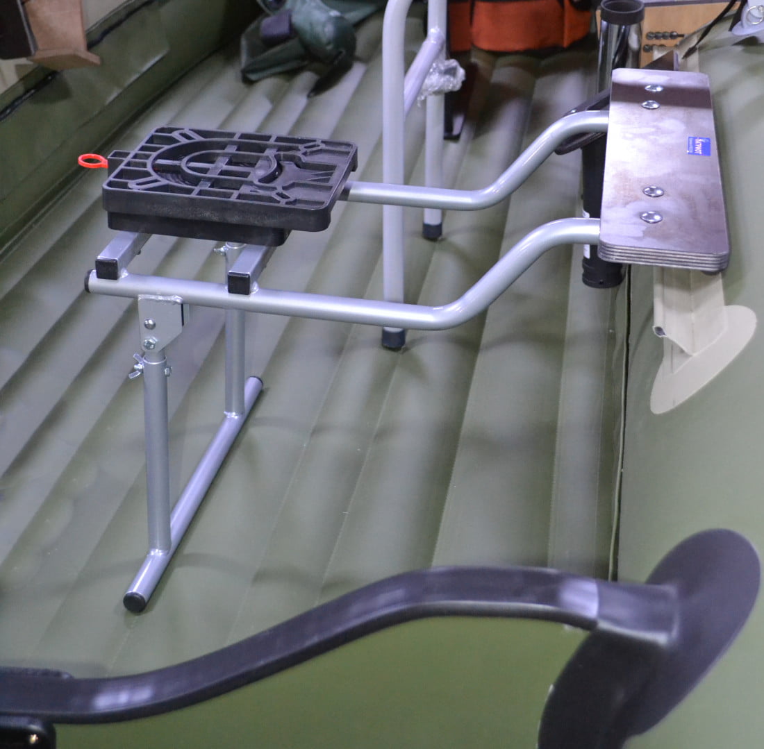 Опора сиденья рег. складная изогнутая, с поворотным механизмом на лодку ПВХ с надувным дном (ликтрос) 