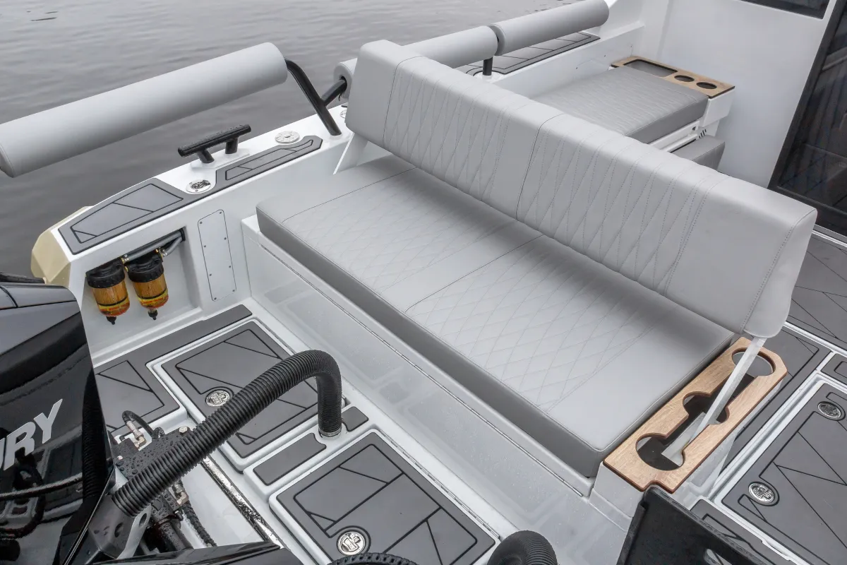 Катер Voyager 850 Cabin Twin