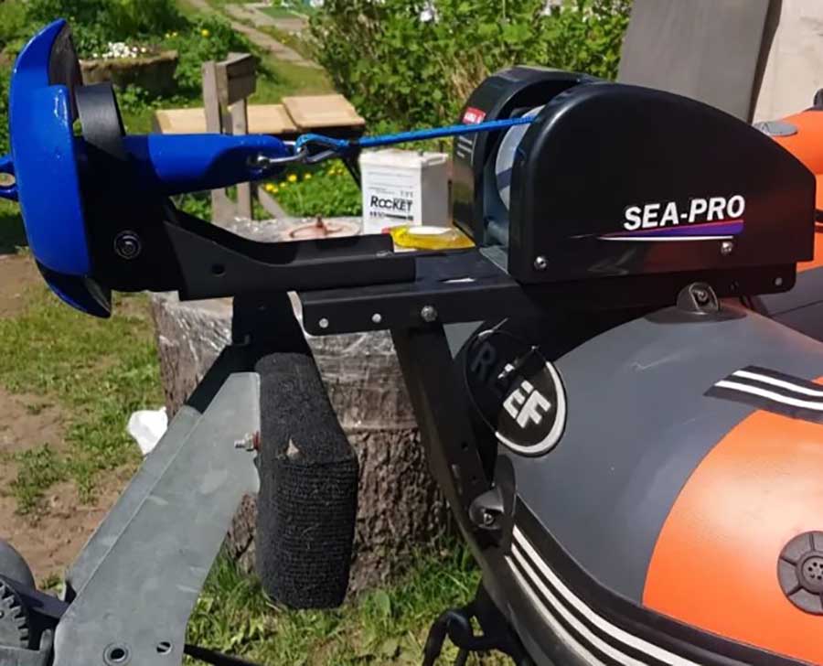 Платформа для крепления на лодку якорной лебедки, черная Платформа для крепления на лодку якорной лебедки, черная