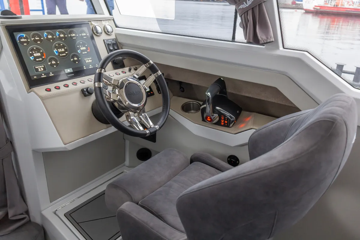 Катер Voyager 850 Cabin Twin