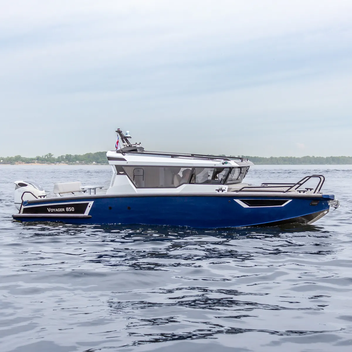 Катер Voyager 850 Cabin