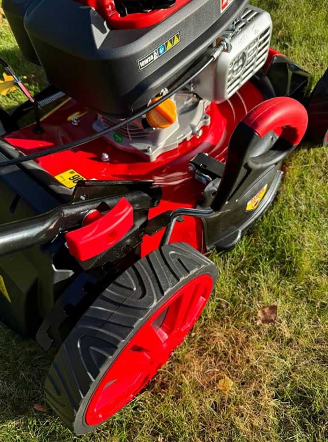 Газонокосилка бензиновая самоходная Senci LMA18S57, 2.3 кВт, ширина скашивания 46 см, травосборник 65 л