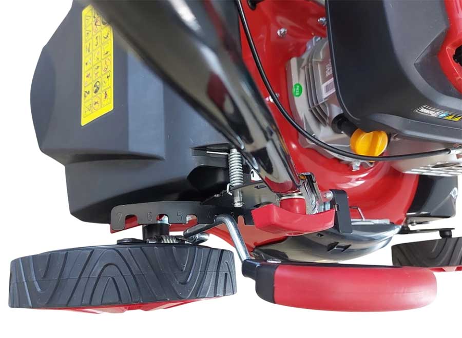 Газонокосилка бензиновая самоходная Senci LMA18S57, 2.3 кВт, ширина скашивания 46 см, травосборник 65 л