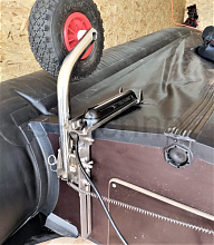 Держатель датчика эхолота под замок транц. колеса, арт. SKD130