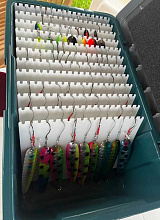 Ящик рыболовный MOF1-B на 200 блесен с органайзером и слайдерами