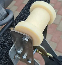 Опорно-вытяжной ролик с пластинами из нержавеющей стали для прицепа МЗСА 81771С.012